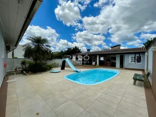 Foto de uma área externa com piscina e deck em Lajeado.