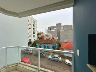 Vista da varanda mostrando uma rua residencial em Lajeado.