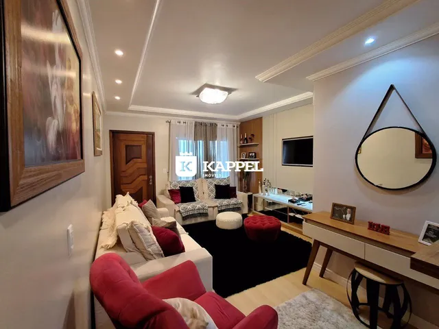 Sala de estar com sofá e decoração moderna em um apartamento.