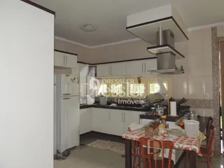 Sala de estar com cozinha integrada.