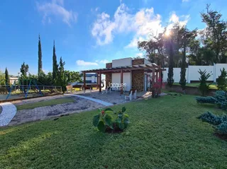 Vista externa de um jardim com uma estrutura de madeira em Lajeado.