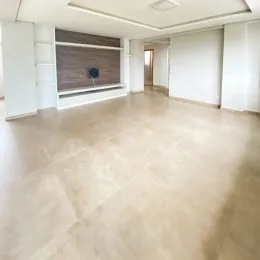 Ambiente interno com piso claro e paredes brancas.