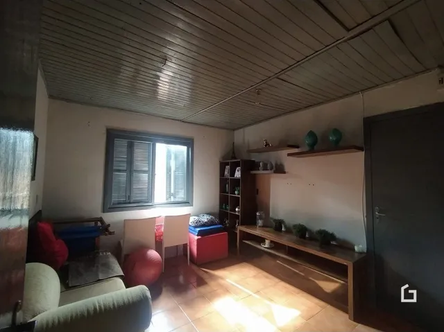 Imagem de um cômodo interno com piso de madeira e armário.