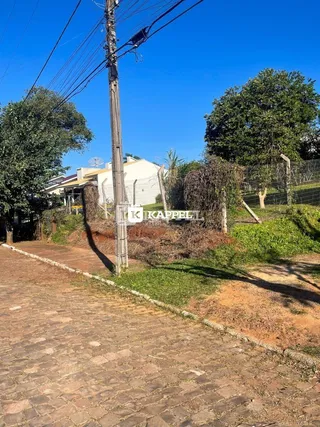 Foto da fachada de uma residência em Lajeado, Brasil, mostrando o entorno externo.