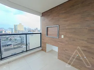 Sala com vista panorâmica para a paisagem urbana.