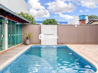 Foto de uma piscina externa com deck de madeira em uma propriedade em Lajeado, Brasil.