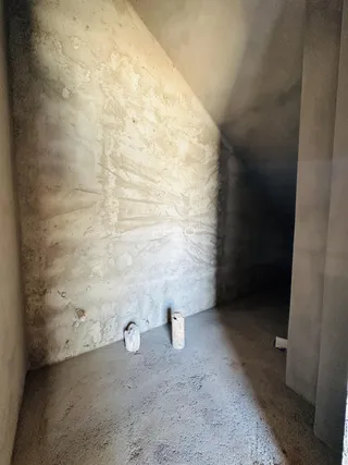 Parede interna de concreto aparente em um ambiente.