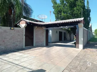 Fachada de uma residência com alvenaria e telhado de telhas no Brasil.