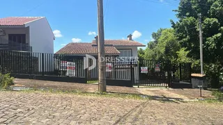 Vista da fachada de uma residência com cerca de ferro preta em Lajeado.