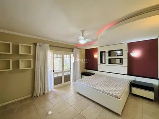 Quarto com cama e decoração em um imóvel em Lajeado, Brasil.