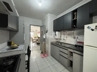 Foto de uma cozinha com armários escuros e piso de cerâmica em Lajeado.
