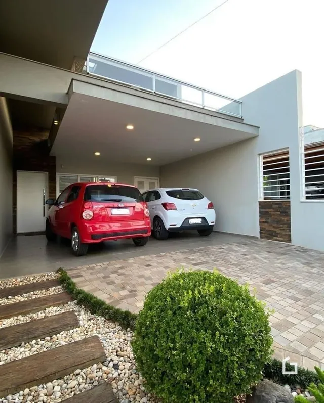 Fachada de uma residência moderna em Lajeado, Brasil, com área externa pavimentada.