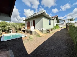 Foto da fachada de uma casa em Lajeado, Brasil, com piscina e jardim.