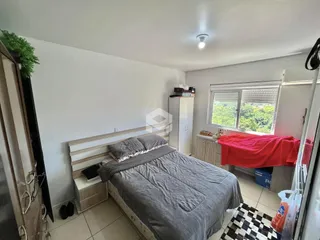 Quarto com cama e janela em um imóvel.
