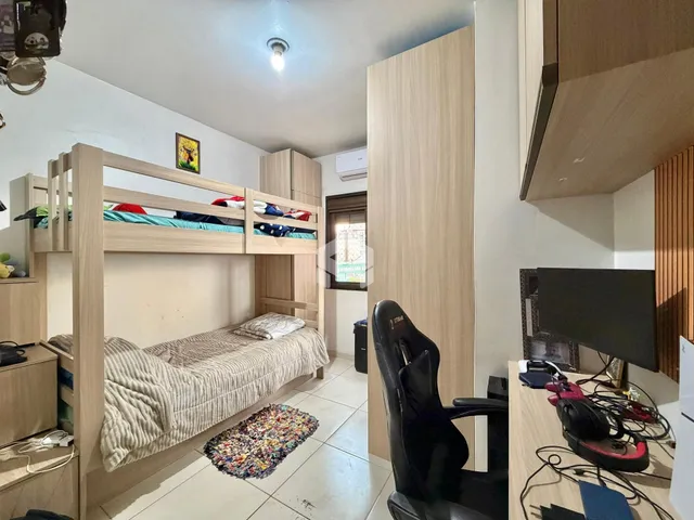 Quarto com cama de madeira e armários embutidos em um apartamento.