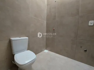 Foto de um ambiente interno com vaso sanitário em uma residência.