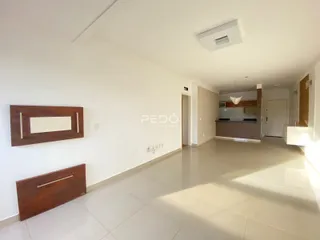 Ambiente interno de uma sala com piso de cerâmica e paredes brancas.