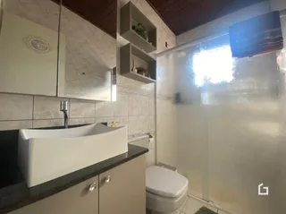 Foto de um banheiro com pia e vaso sanitário em Lajeado.
