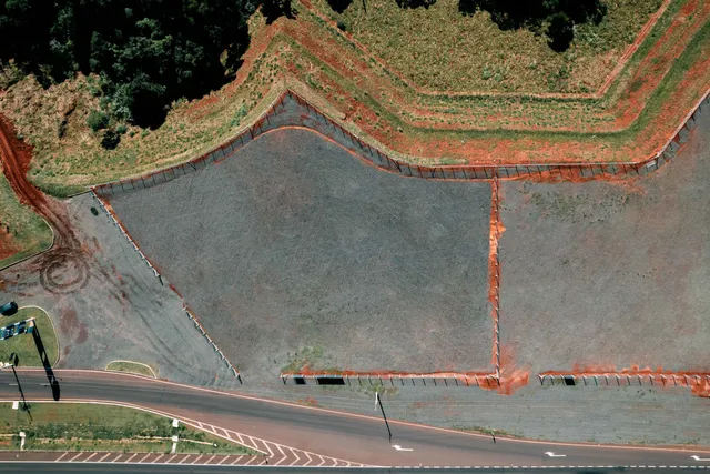 Vista aérea de um terreno com cerca e estrada em Lajeado.