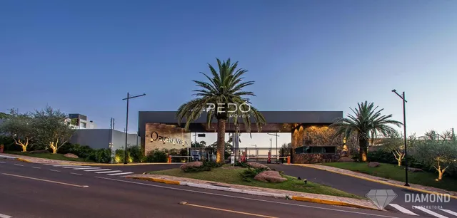 Fachada de uma residência em Lajeado, Brasil, com paisagismo e árvores.