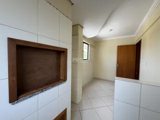Hall de entrada com piso cerâmico claro e paredes brancas.
