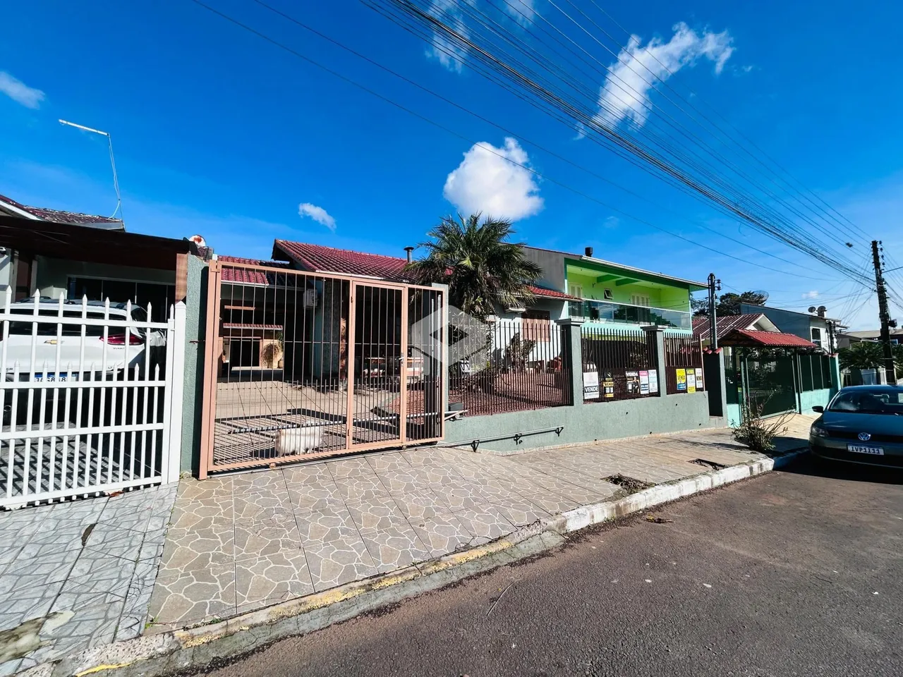 A foto mostra a fachada de uma residência em Lajeado, Brasil.