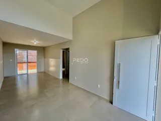 Sala de estar com piso de cerâmica e paredes claras.
