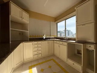 Foto de uma cozinha com armários brancos e piso de cerâmica em Lajeado.