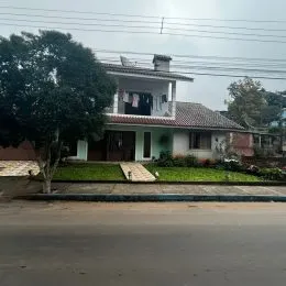 Fachada de uma casa residencial em Lajeado, Brasil, com jardim frontal.
