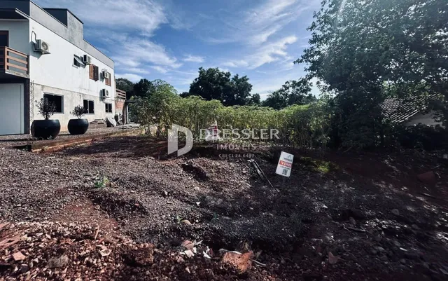 Fachada de uma residência com terreno em frente em Lajeado, Brasil.