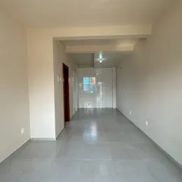 Foto de um corredor interno de uma residência.