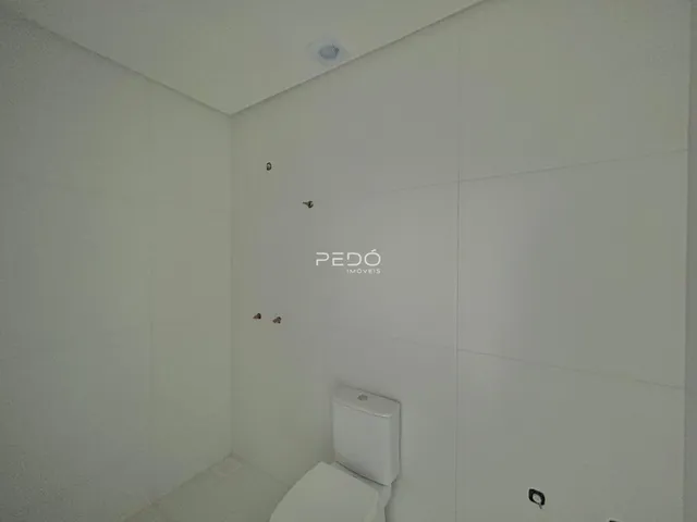 Foto interna de um banheiro.