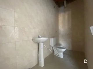 Foto de um banheiro interno com azulejos claros.