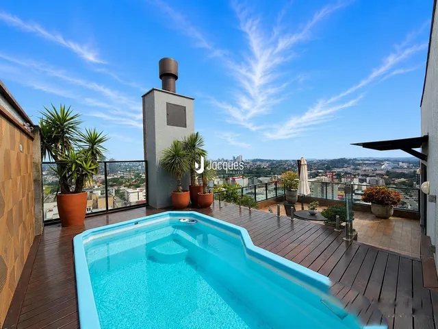 Vista de uma piscina e deck com vista para a cidade em Lajeado.