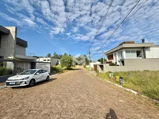 Vista da rua e fachada de casas em Lajeado, Brasil.