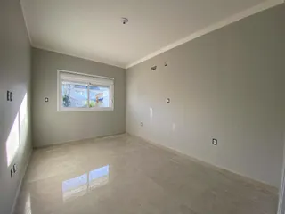 Ambiente interno com piso claro e paredes neutras em um imóvel.