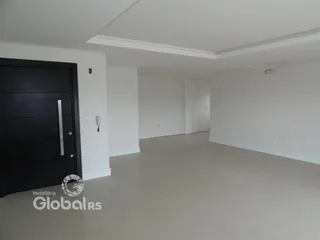 Vista interna de um ambiente vazio com paredes brancas.
