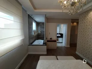 Quarto com cama e decoração clara em um imóvel no Brasil.