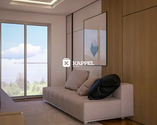 Sala de estar com sofá e grande janela com vista para a natureza.