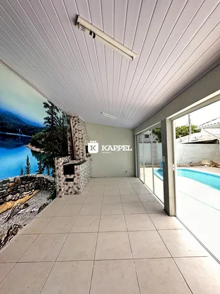 Esta é uma área comum com piso de cerâmica e vista para uma piscina externa.