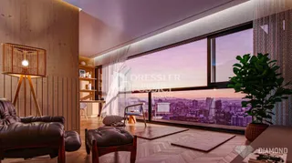 Sala de estar com vista para a cidade ao pôr do sol.