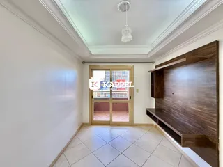 Hall de entrada com piso de cerâmica e prateleira de madeira.