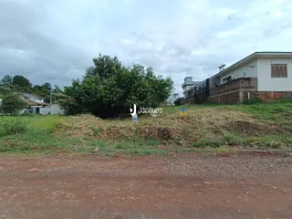 Vista externa de uma propriedade com vegetação densa em Lajeado.