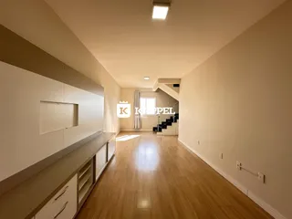 Foto de um corredor interno com piso de madeira e armários em Lajeado.