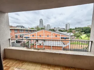 Vista da fachada de um edifício de tijolos em Lajeado, Brasil.