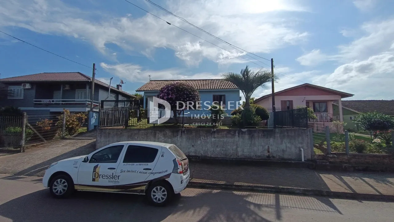 Fachada de uma residência em Lajeado, Brasil, com um carro estacionado na frente.