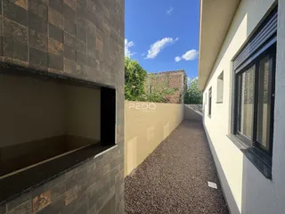 Fachada lateral de um imóvel com um pátio externo em Lajeado.