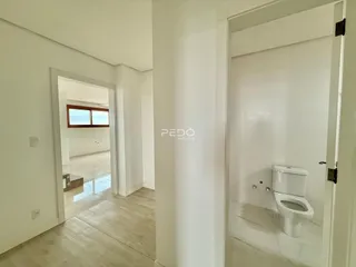 Hall de entrada de um imóvel em Lajeado, Brasil, mostrando a transição entre cômodos.