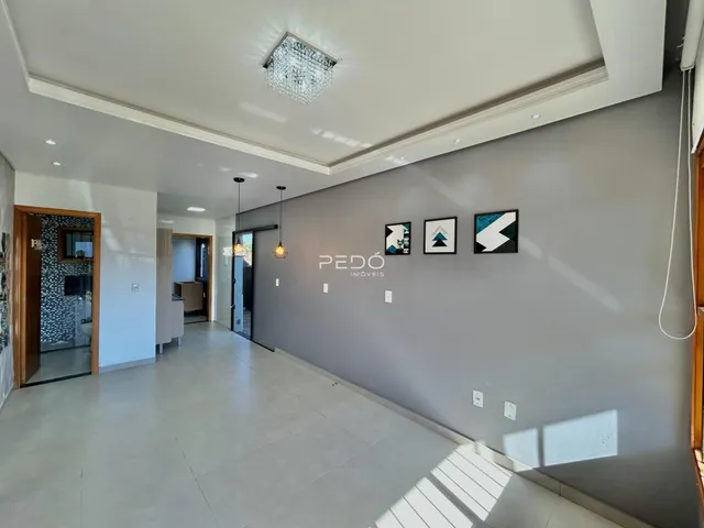 Hall de entrada com paredes cinzas e piso claro.