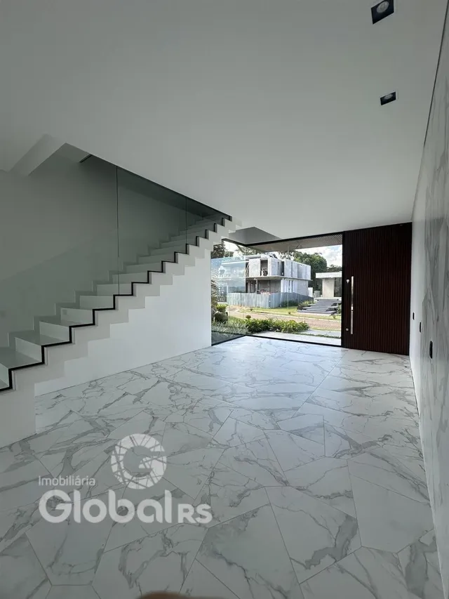 Vista de um ambiente interno com escadaria e acesso ao exterior.